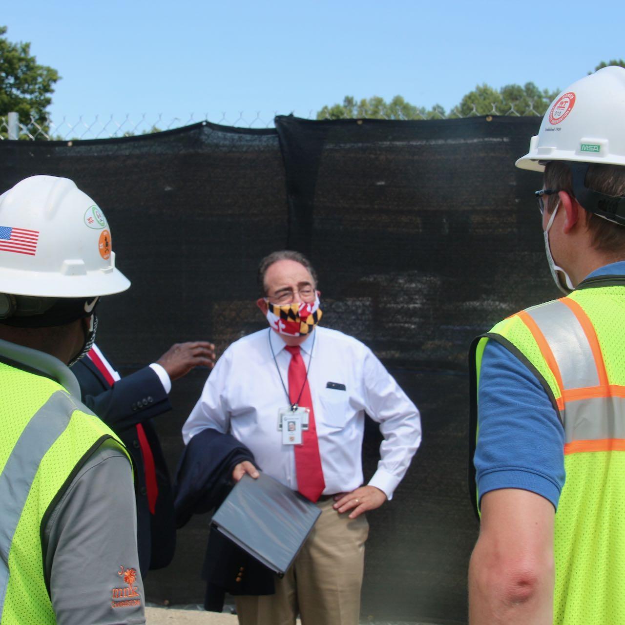 Chancellor Jay Perman speaks to construction team at USMSM